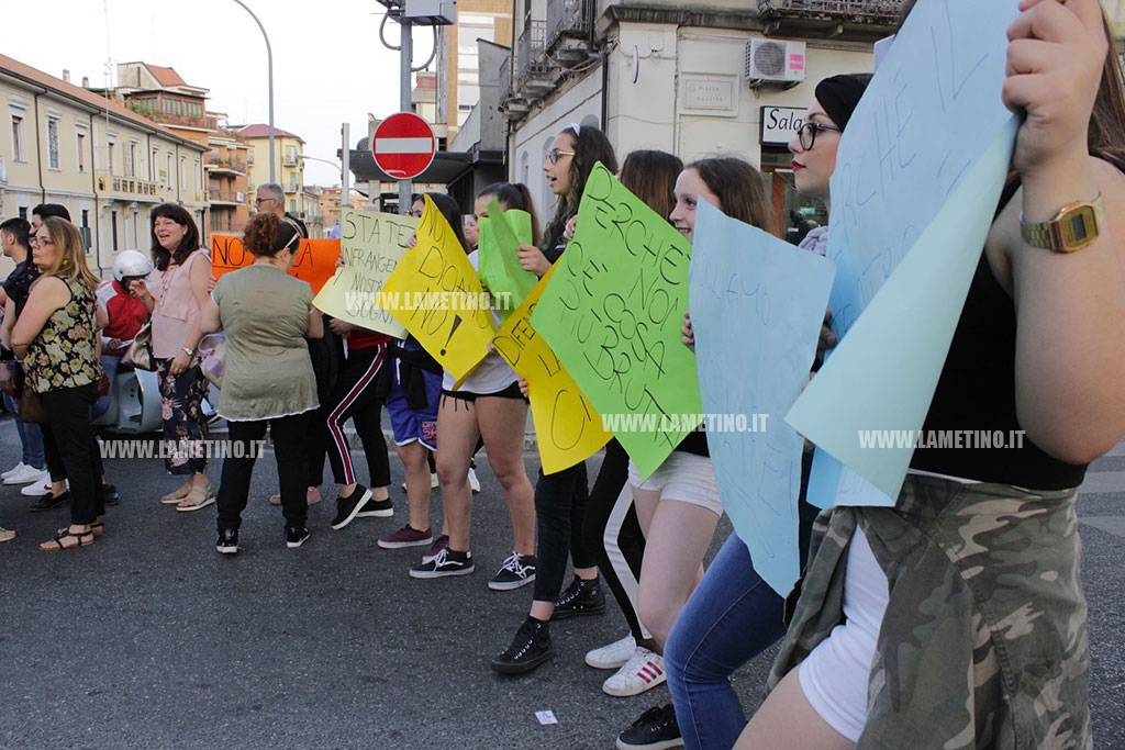 protesta-danza-teatro-grandinetti6.jpg