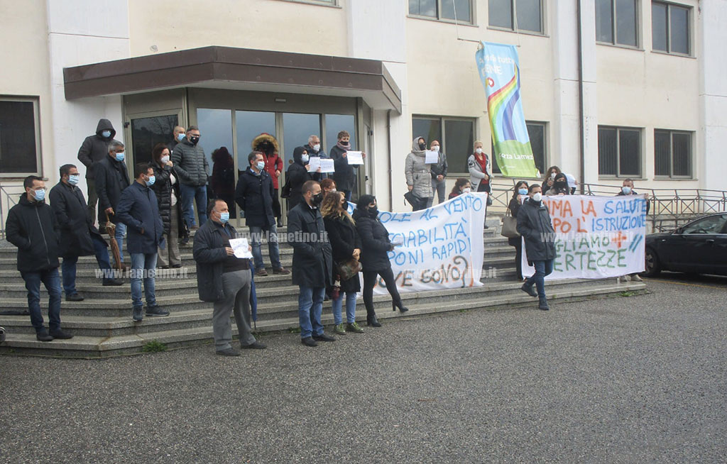 Lamezia, protesta dei genitori al Comune: "Tracciamenti saltati nelle scuole, la riapertura sia in sicurezza"