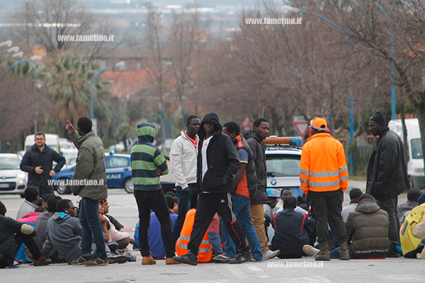 Lamezia: nuova protesta immigrati davanti Commissariato Polizia