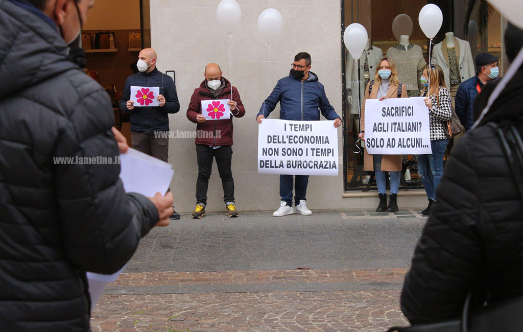 Lamezia, flash mob degli esercenti su corso Nicotera: "Ristori e vaccini per uscire dalla crisi"