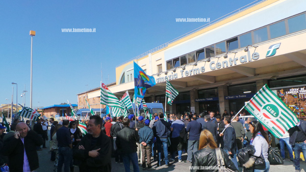 protesta-lavoratori-4-novembre-lamezia2.jpg