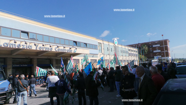 protesta-lavoratori-4-novembre-lamezia3.jpg