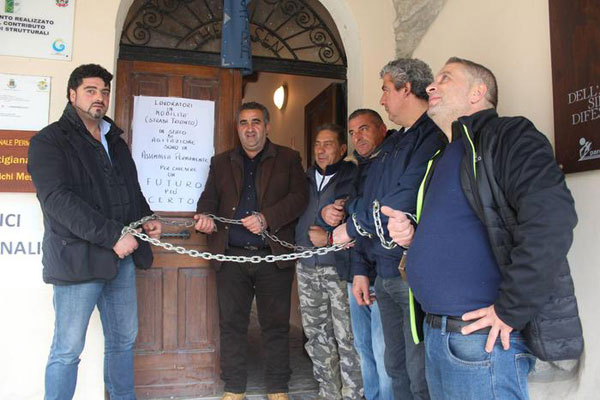 Calabria: Protesta operai Longobucco, resta presidio Municipio 