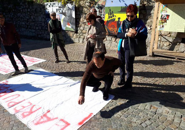 Salvini a Riace, Lucano e migranti in protesta