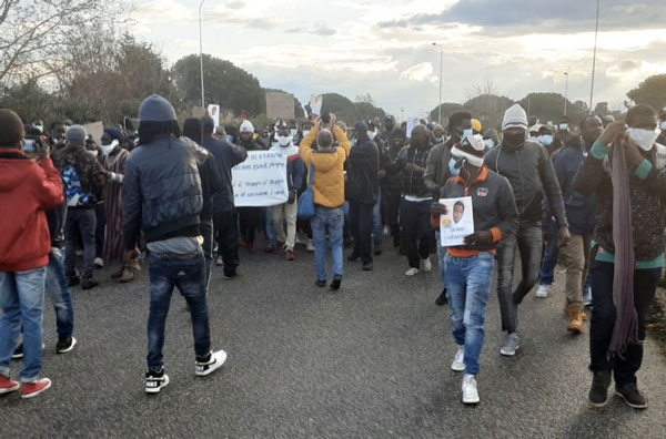 Sciopero e corteo braccianti tendopoli San Ferdinando, in piazza dopo incidente mortale Gioia Tauro