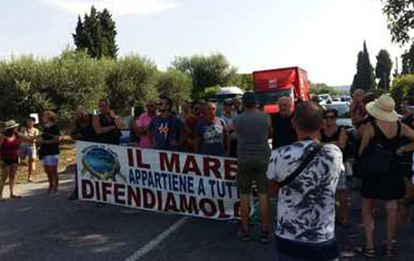 Degrado e mare sporco, manifestanti bloccano statale 18 tra Rosarno e Vibo