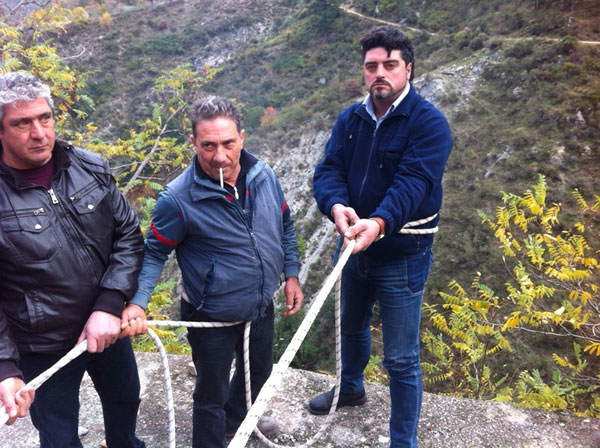 Calabria: Operai licenziati su muro 40 metri, minacciano di gettarsi
