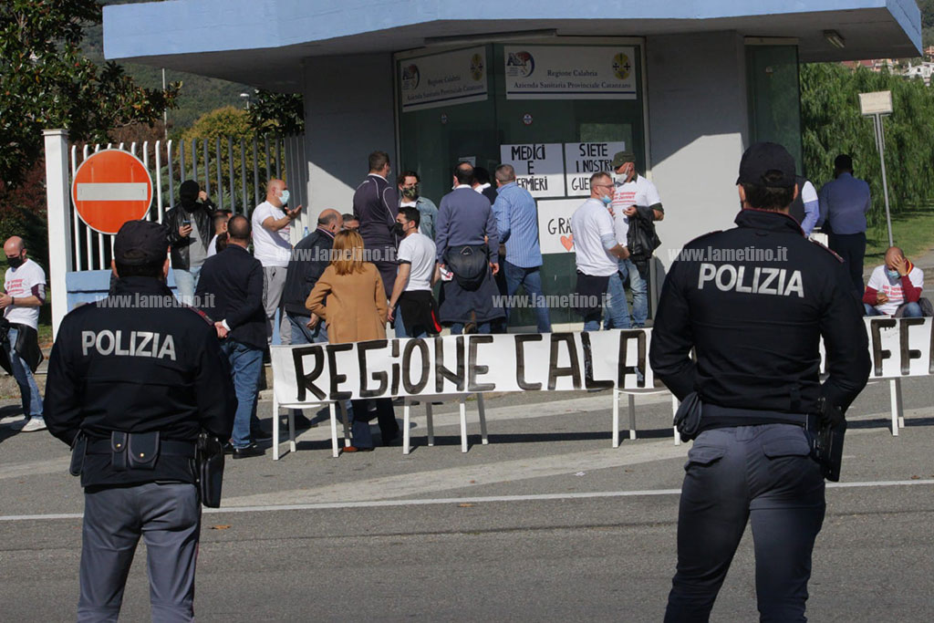 Lamezia, sit-in di protesta a sostegno della sanità pubblica davanti ospedale