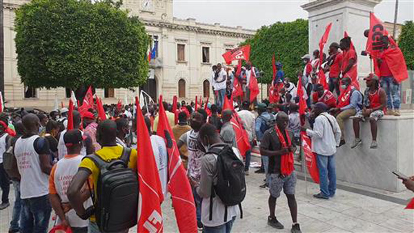 Ritardi per permessi soggiorno e vaccinazioni: migranti in protesta a Reggio Calabria