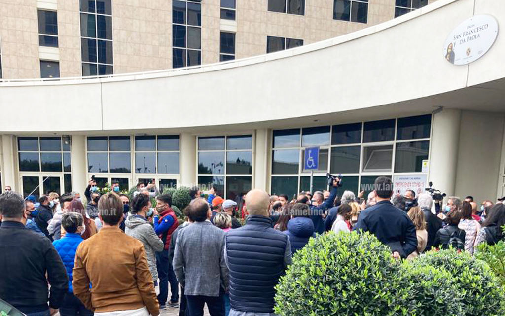 Covid, protesta alla cittadella. Spirlì: "Siamo al vostro fianco"