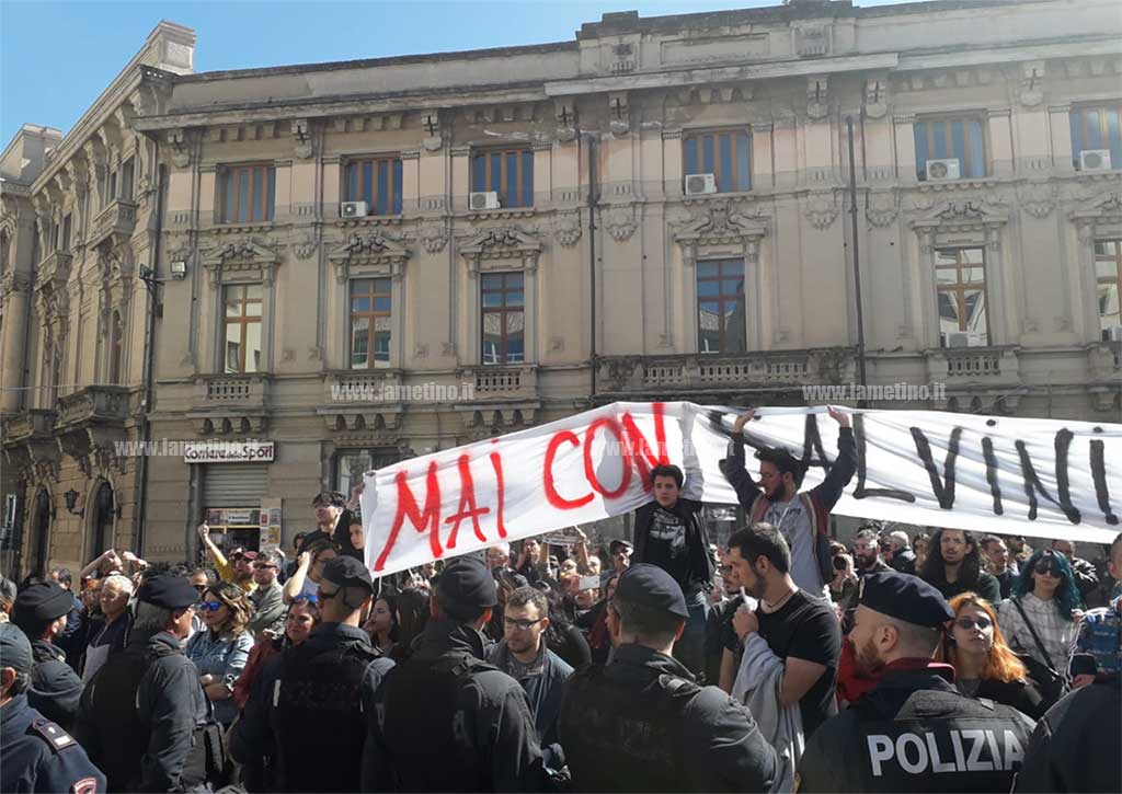 Salvini a Catanzaro tra contestazioni e fischi: "Sento zanzare, andate da Oliverio" - VIDEO