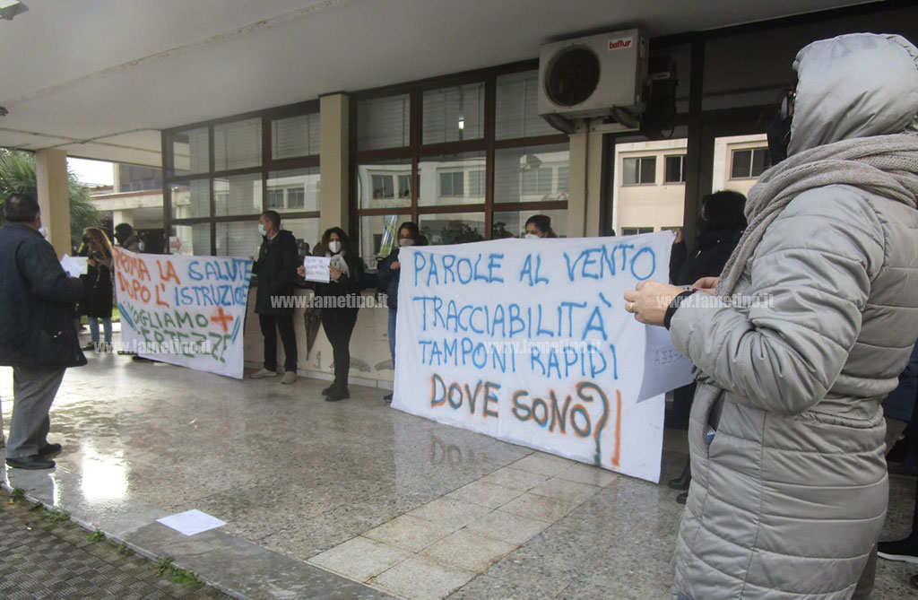 protesta-scuola-genitori-lamezia-7122020.jpg