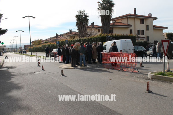 Lamezia: Arrivano le ruspe per chiudere rotatoria in via del Progresso, protesta Comitato e traffico deviato