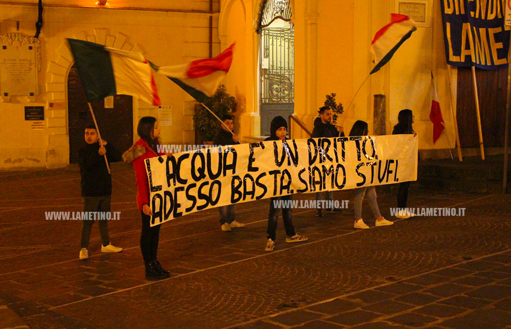 Lamezia: sit in di protesta in piazzetta San Domenico contro riduzione portata idrica