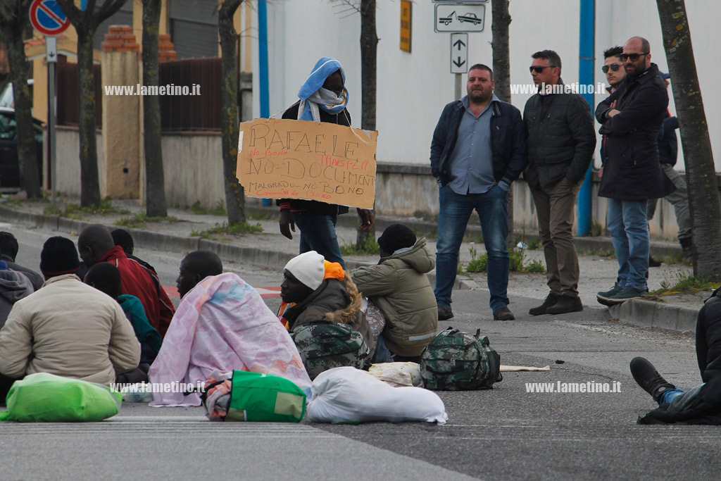 Lamezia: prosegue protesta richiedenti asilo davanti commissariato polizia
