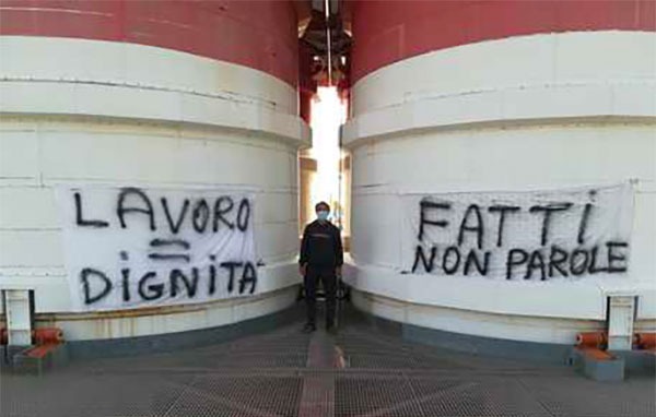 Operai protestano su ciminiera centrale impresa a Corigliano Rossano, chiedono assunzione