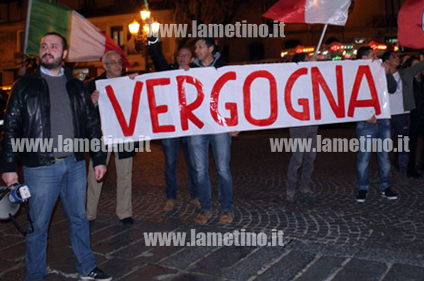 protesta_esterno_teatro_lamezia_feb_2014.jpg