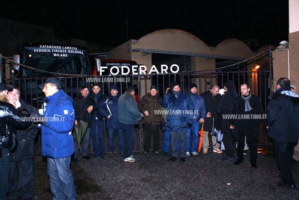 Lamezia: dipendenti Foderaro Autolinee occupano ingresso sede