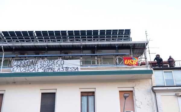 Dipendenti licenziati protestano salendo su tetto casa di cura a Cosenza