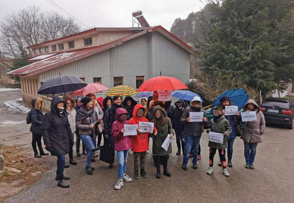 Assenza manutenzione e disservizi in scuole a Camigliatello Silano, alunni e genitori in protesta