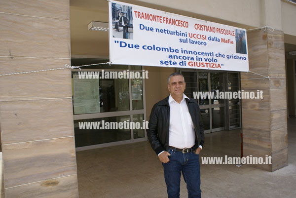 Lamezia: Omicidio netturbini, fratello di Cristiano protesta davanti tribunale e chiede riapertura caso