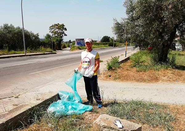 Lamezia, volontari Meetup 5 Stelle puliscono stradone adiacente Municipio di via Perugini