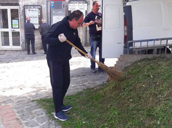 A Chiaravalle sindaco e cittadini ripuliscono paese da erbacce e rifiuti