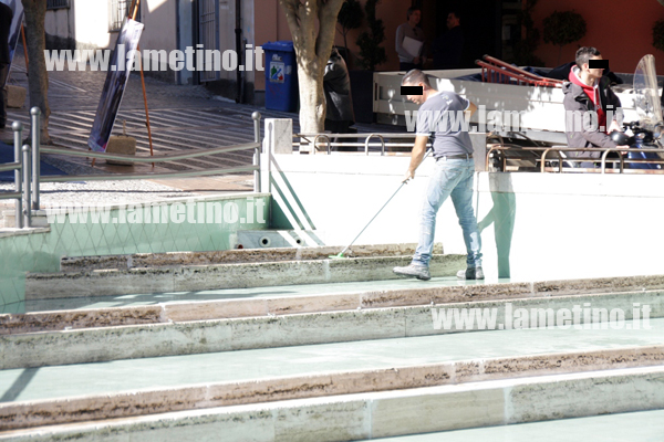Lamezia: Pulita fontana in piazza Mercato Vecchio