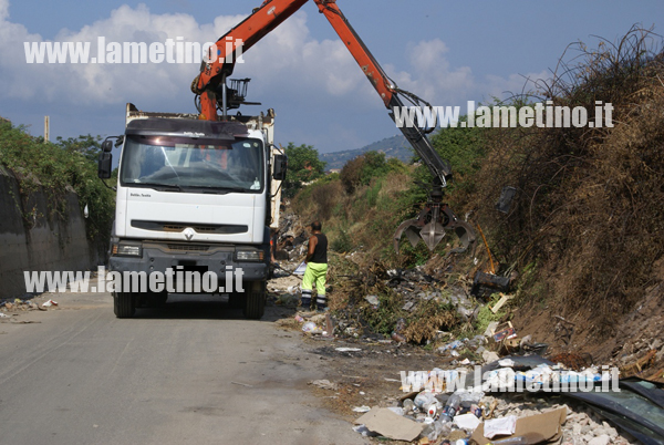 Lamezia: Pulizia rifiuti ad ingresso campo Rom. Ma si continua a bruciare