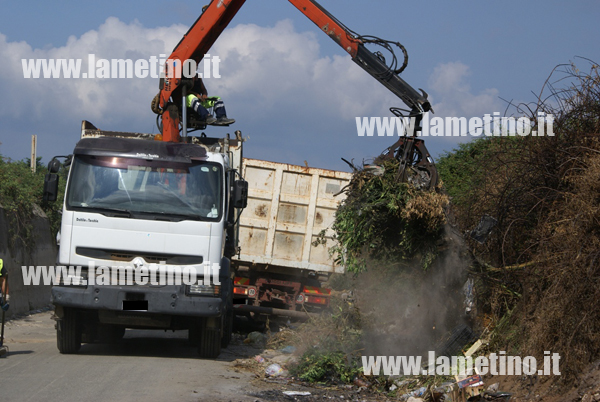 pulizia-ingresso-campo-rom-scordovillo-luglio-2013-bis.jpg