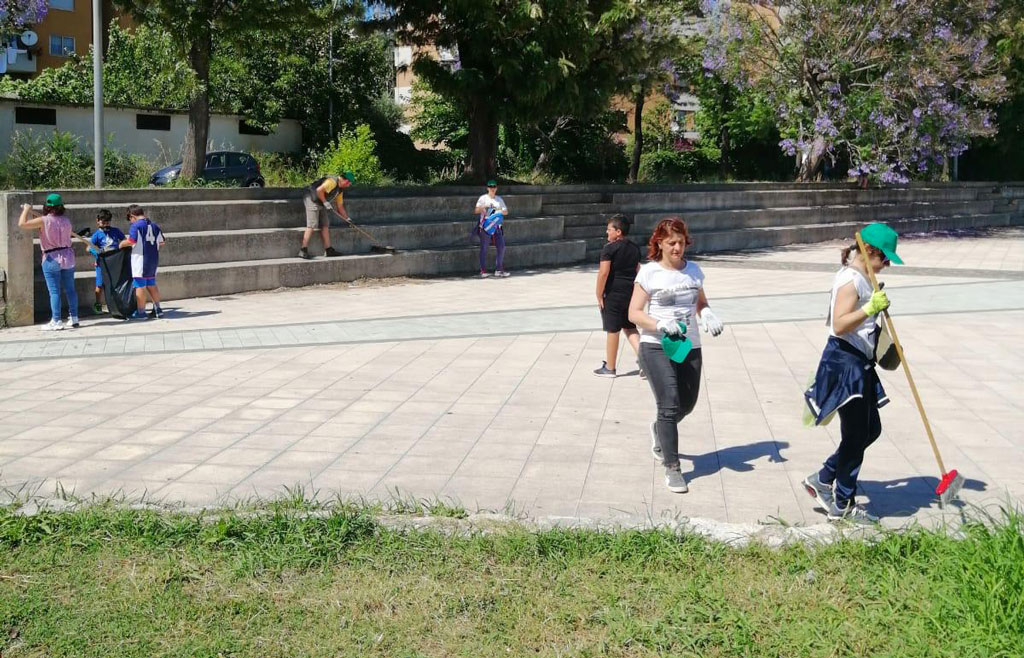 Lamezia, volontari ripuliscono aree verdi del quartiere Savutano