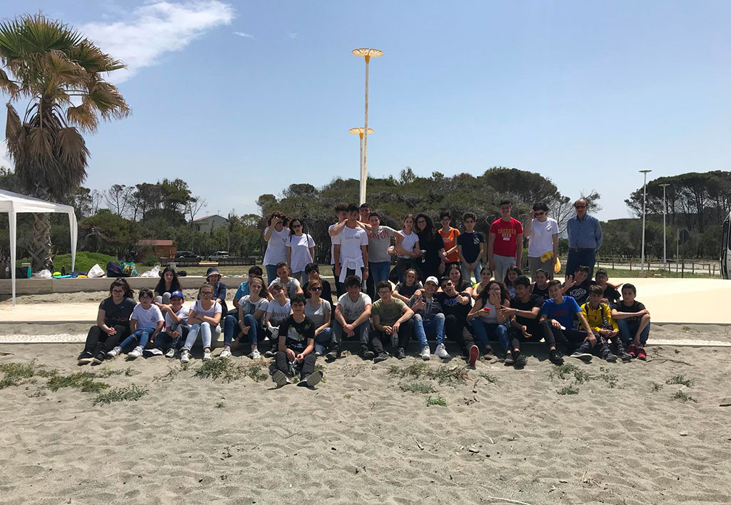 Lamezia, "Una scuola verso rifiuti zero": studenti istituto tecnologico puliscono spiaggia di Ginepri