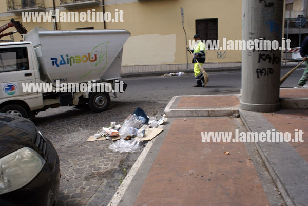 Lamezia: Dopo la festa si ritorna alla normalità con la pulizia in centro