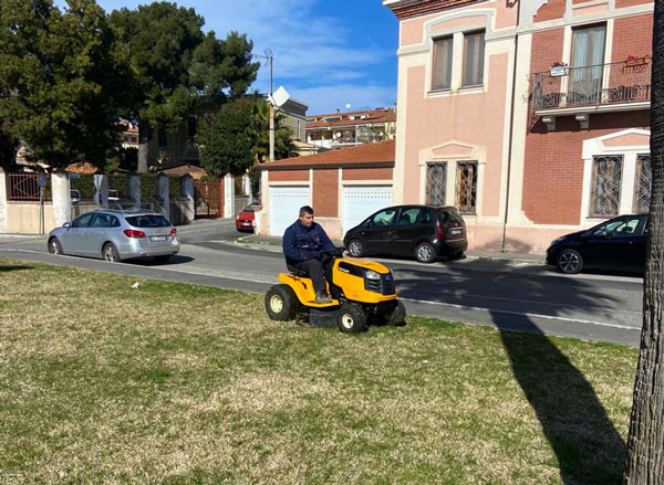 Lamezia, i cittadini ripuliscono la piazza di Sant'Eufemia: "Città nel degrado, rimpiangiamo i commissari"