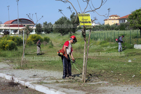 Lamezia: Altra Calabria pulisce spontaneamente parco Scinà