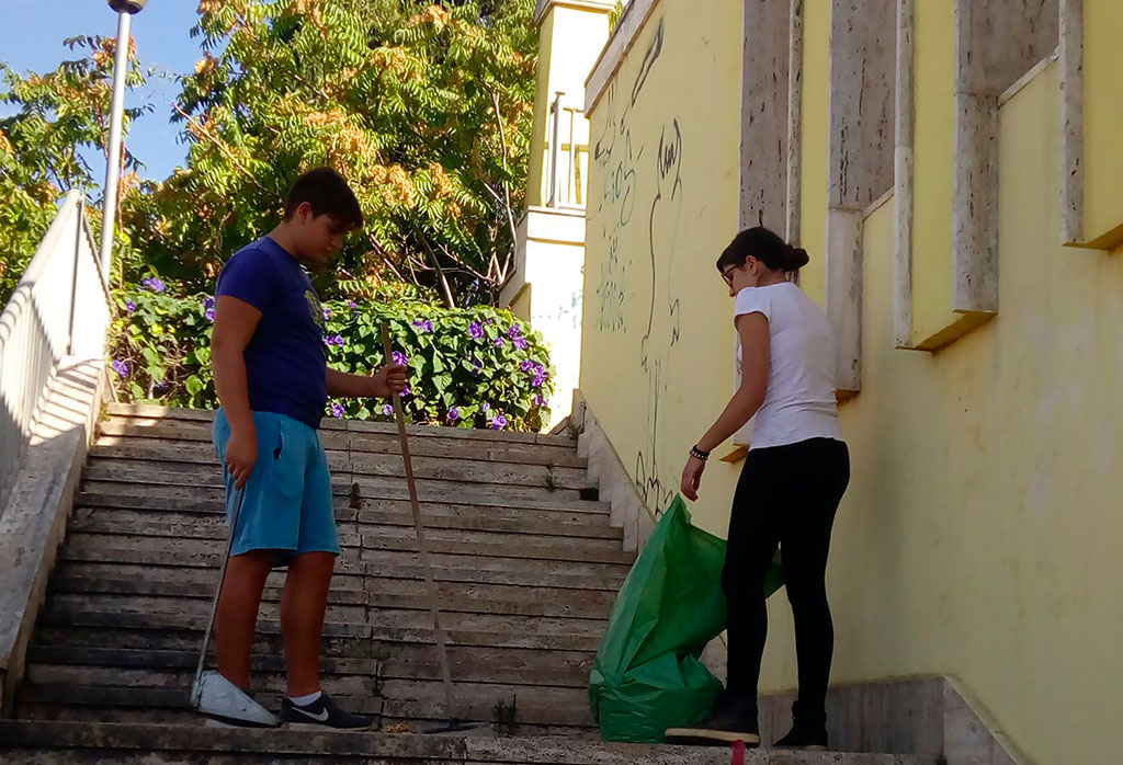 Lamezia: giovani della parrocchia ripuliscono scale Santuario S. Antonio