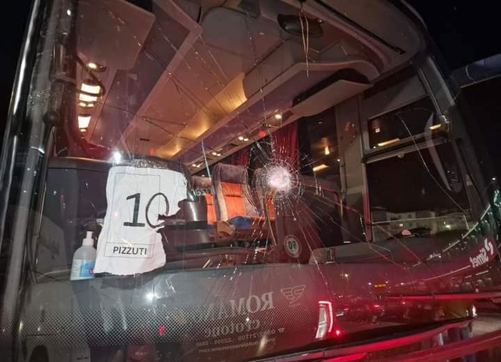 Calcio, lancio sassi contro pullman tifosi Crotone