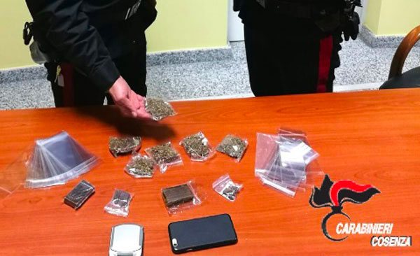 Spacciava alla stazione feroviaria, 34enne arrestato dai carabinieri di Rende