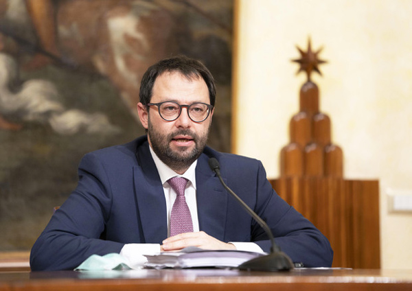 Incendi, ministro Patuanelli oggi in Calabria per incontro con sindaci