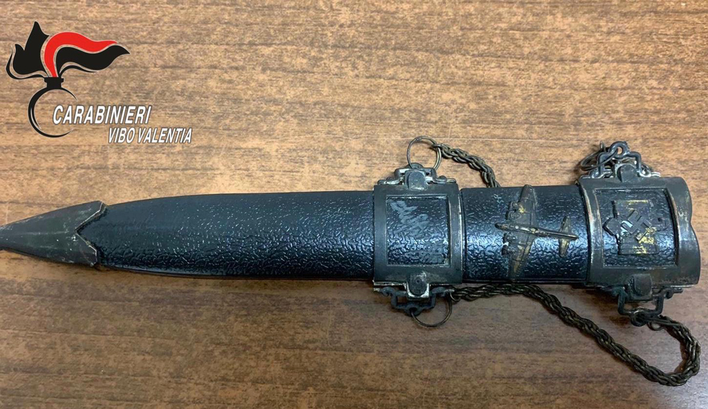 Nascondevano pugnale seconda guerra mondiale e armi, un arresto e denunce a Vibo