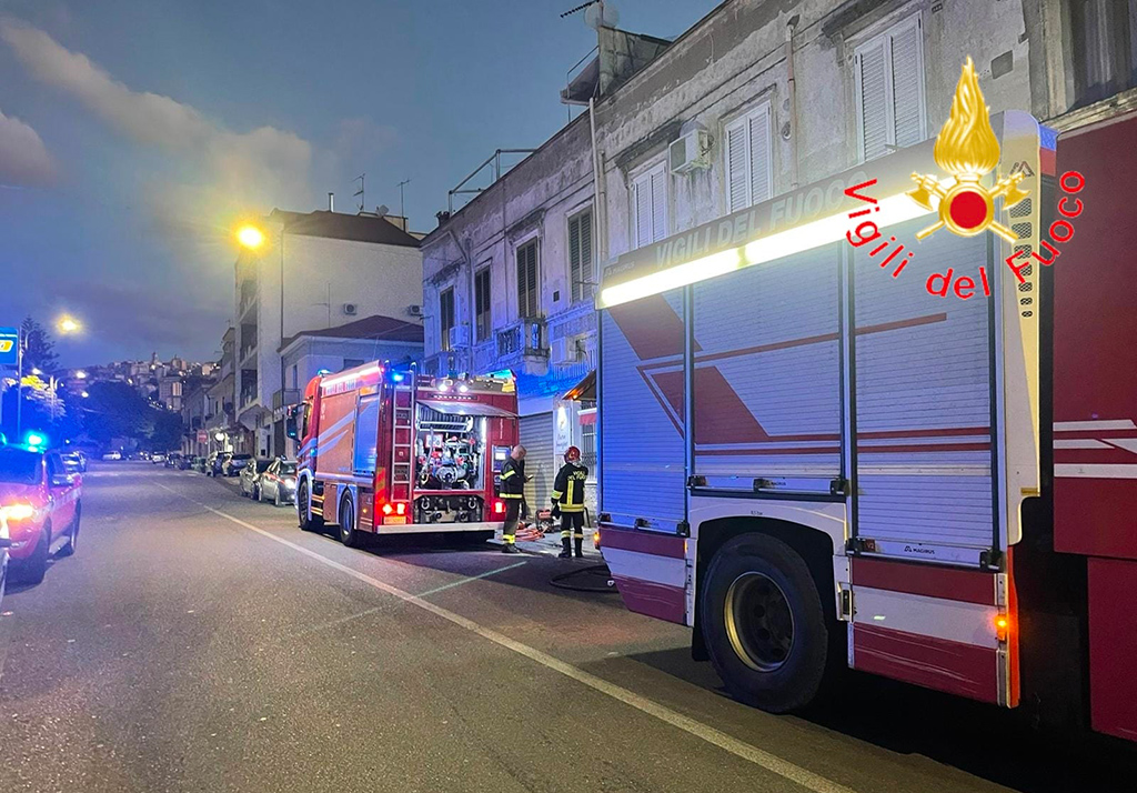 In fiamme pizzeria a Catanzaro, indagini su origini del rogo
