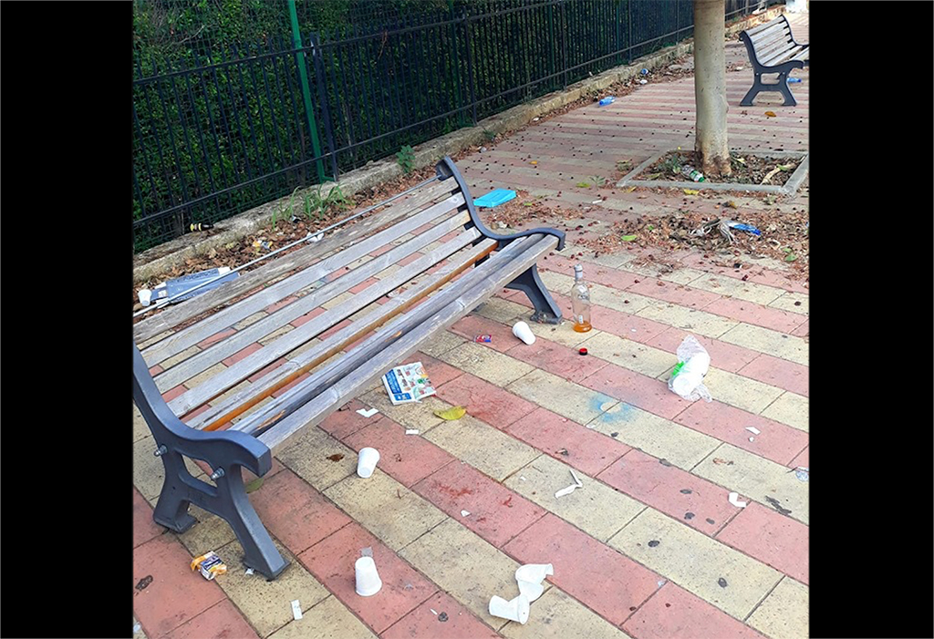 Associazione Quartiere Capizzaglie su parco giochi in via degli Itali: “Bambini costretti a giocare tra i rifiuti” 