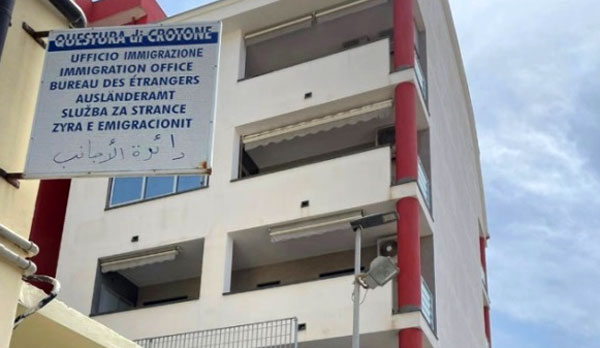 Va in questura a Crotone per chiedere protezione internazionale ma era ricercato, arrestato