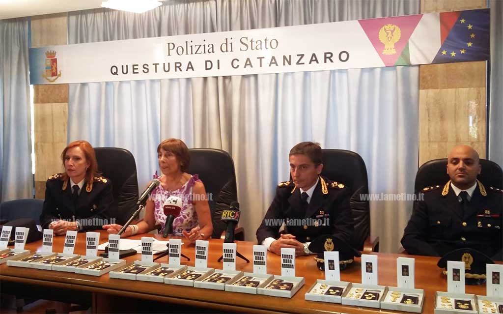 Questore Di Ruocco presenta nuovi distintivi della Polizia di Stato e tre dirigenti a Catanzaro