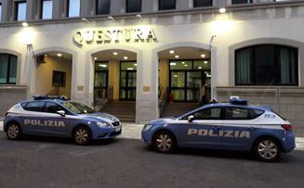 Strapparono dal collo di un uomo collana in oro facendolo cadere, 2 arresti a Reggio