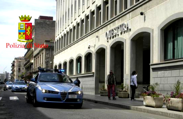 Pregiudicato muore per strada a Reggio, probabile infarto