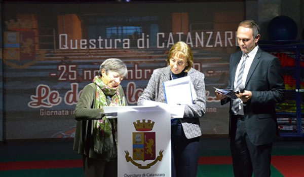Iniziativa della Questura di Catanzaro per giornata internazionale contro violenza: "Le donne lo sanno: questo non è amore"
