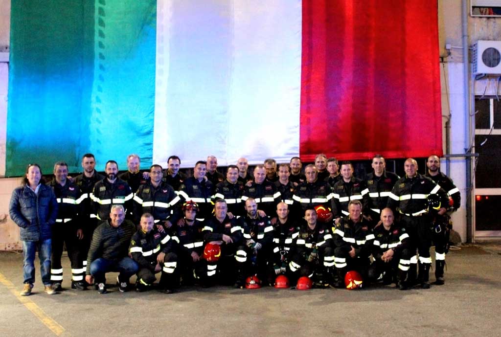 Il saluto dei colleghi al Caposquadra Salsano a Catanzaro, vigile del fuoco sopravvissuto alla strage di via Palestro