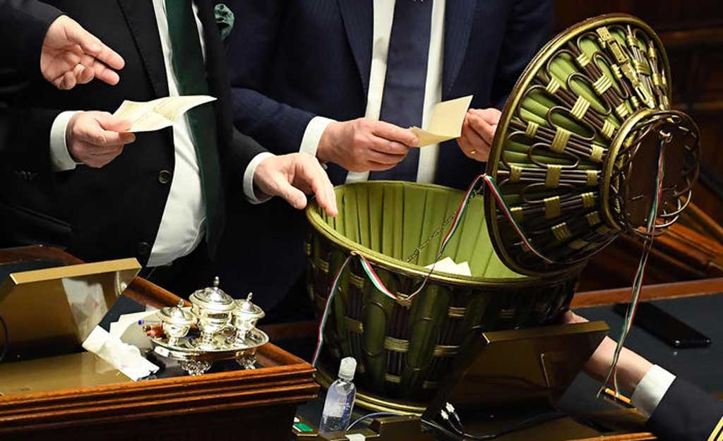 Quirinale, quarta fumata nera: 441 gli astenuti e 261 schede bianche