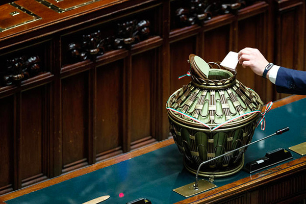 Quirinale, fumata nera anche alla terza votazione: scende il numero delle schede bianche